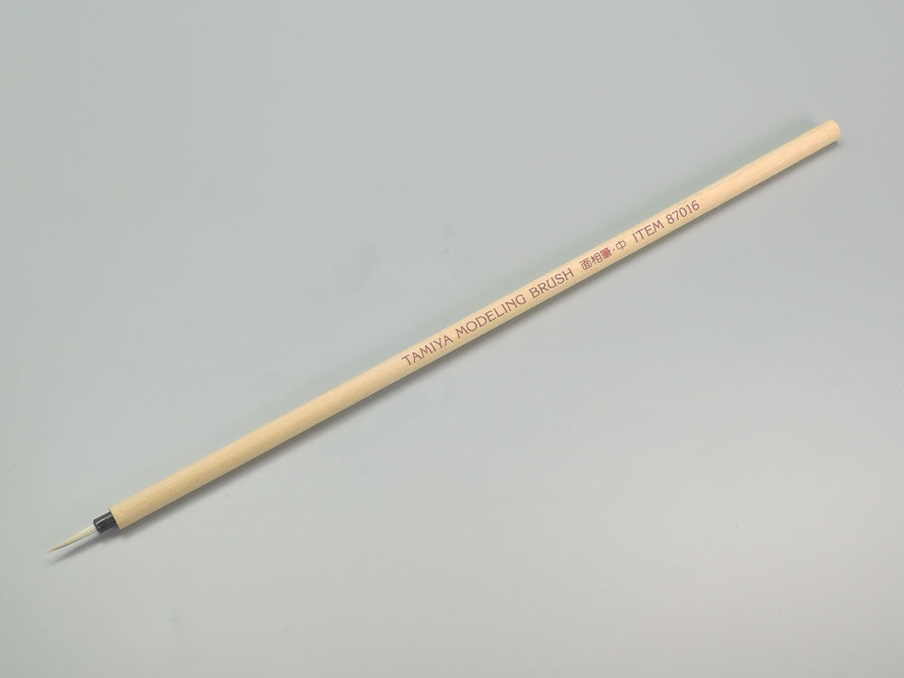 Pincel con punta medio de pelo de caballo con mango de madera